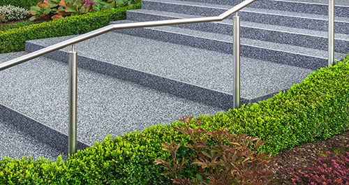 Resin-bonded gravel